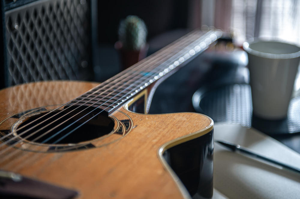 ¿Para qué sirve el amplificador de una guitarra acústica?